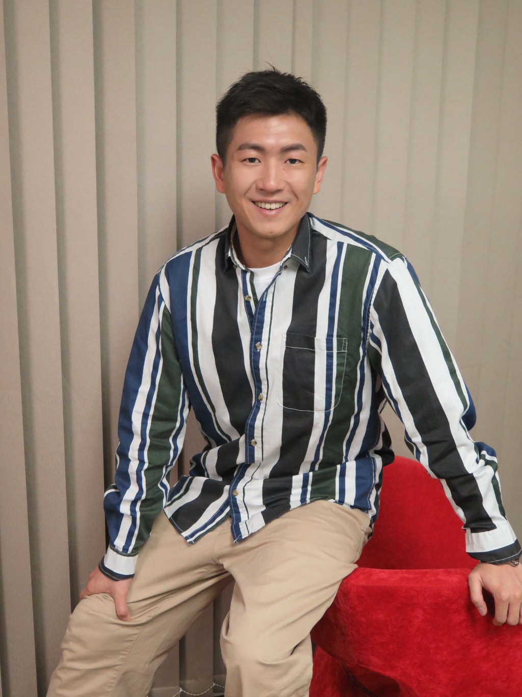 阿东07年参加艺员训练班入行，他一直只想做过好演员而非明星。