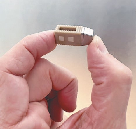 装置十分细小，使安装更容易，而且风险较低。 © The World of Implantable Devices