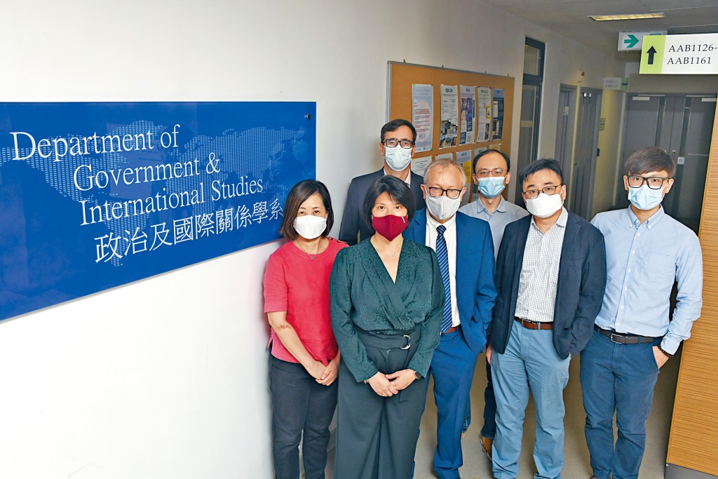 香港浸會大學政治及國際關係學系於今年4月29日舉辦「信任與智慧城市發展」網上講座,探討公共機構如何加強市民對於開放個人數據的信心,一同參與智慧城市的建設。(項目團隊 - 由左至右: 馬雅燕博士, 陳秀琼博士, Dionysios Stivas博士, Alistair Cole教授, 張文偉博士, 葉家威博士, 黎明浚先生)