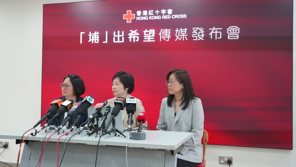 候任行政總裁／秘書長林傳芃(左)、行政總裁／秘書長蘇婉嫻(中)及總監凌靜妍 (右) 接受傳媒提問。