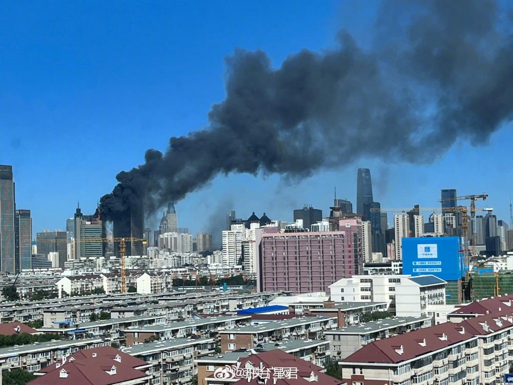 天津新天地大廈今日下午發生沖天大火。
