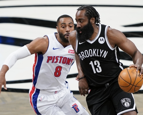 哈登(右)末段發力，助籃網擊敗活塞。 AP