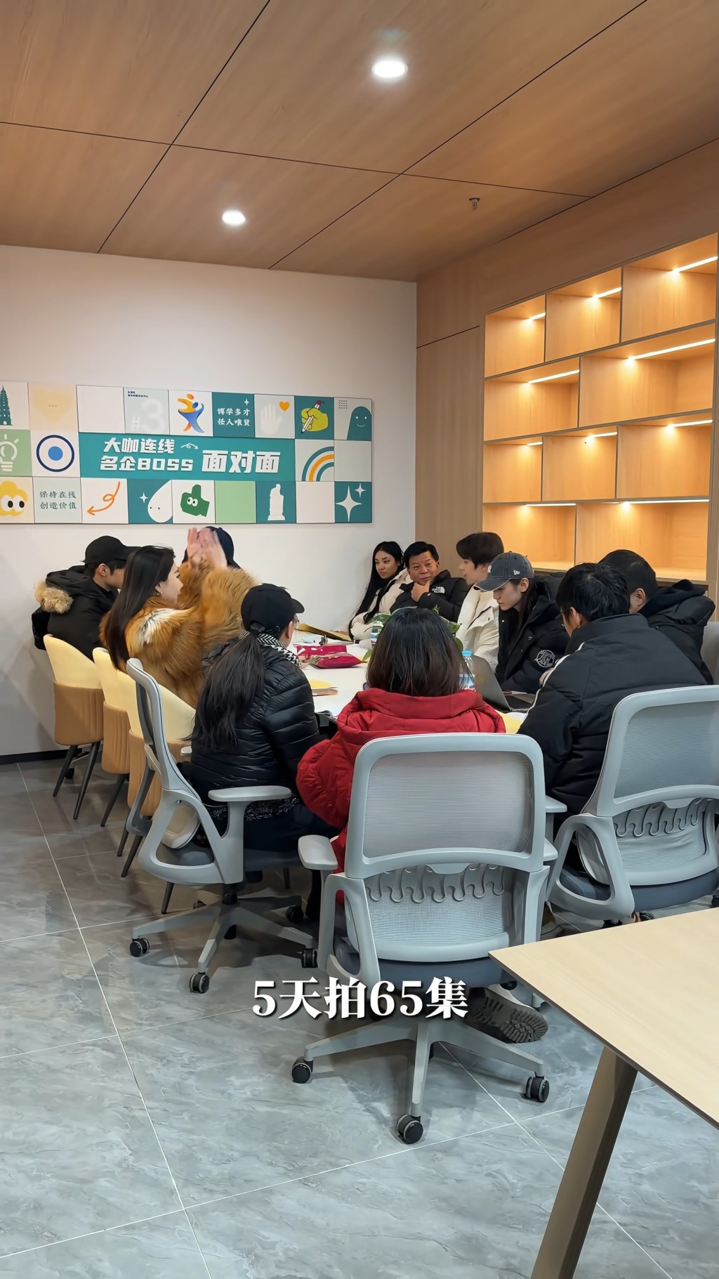 林正峰到劇組參與圍讀劇本。