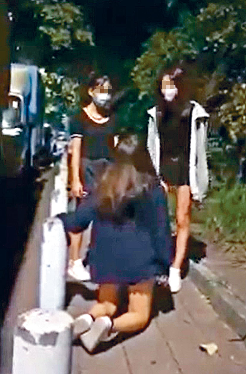 女生惨遭同学连环掌掴脚踢,更被踢倒在地,跪地求饶仍遭袭击。