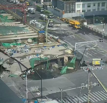 上海有地鐵地盤發生大面積路陷。抖音
