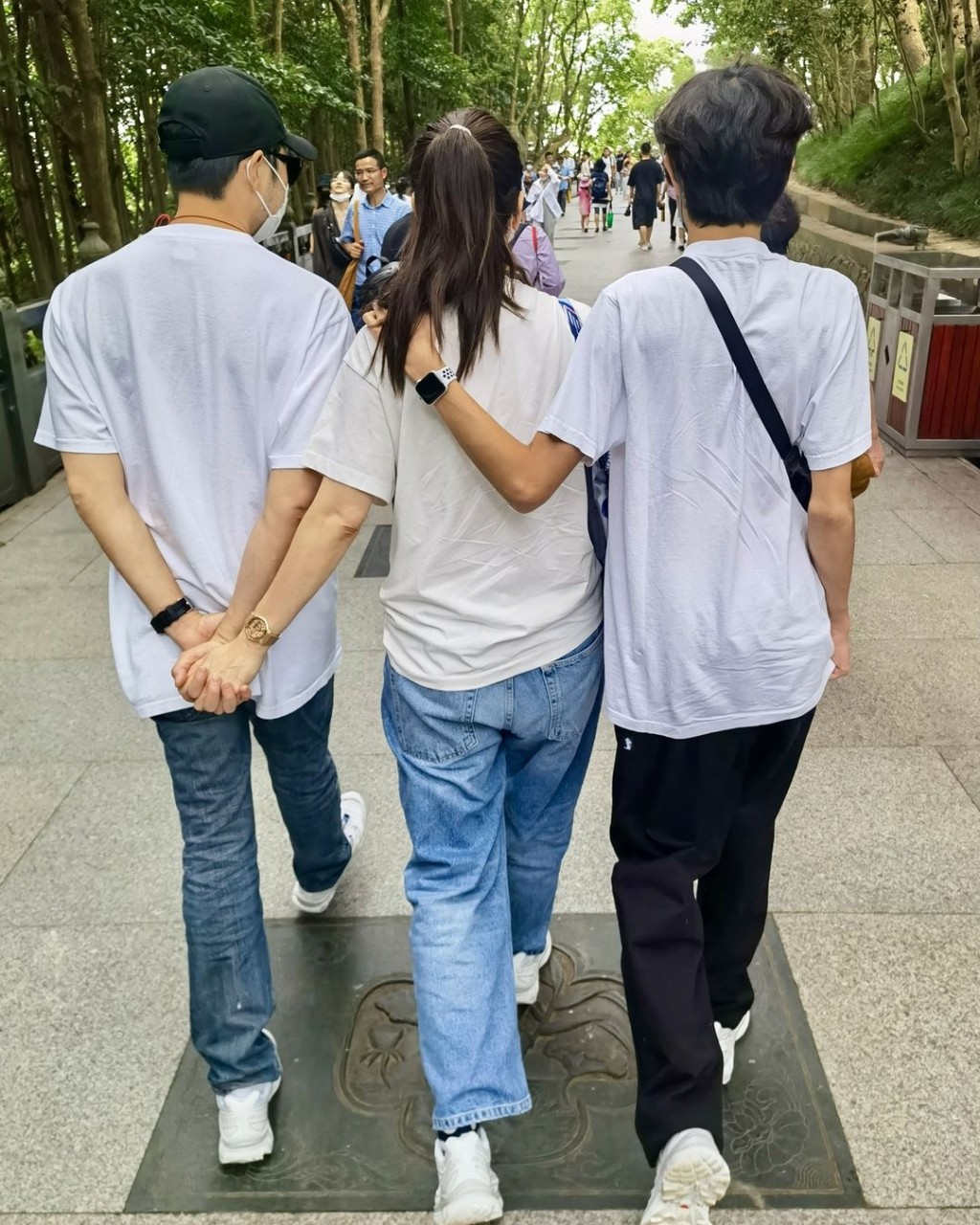 魔童已高過父母。 