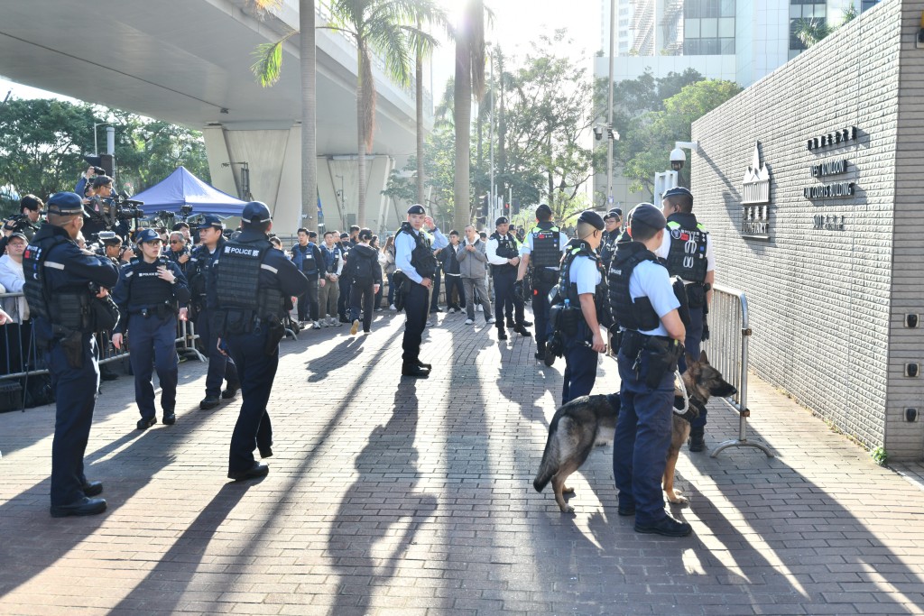 西九法院外,有警員帶同警犬巡邏。 西九法院外,有警員帶同警犬巡邏。