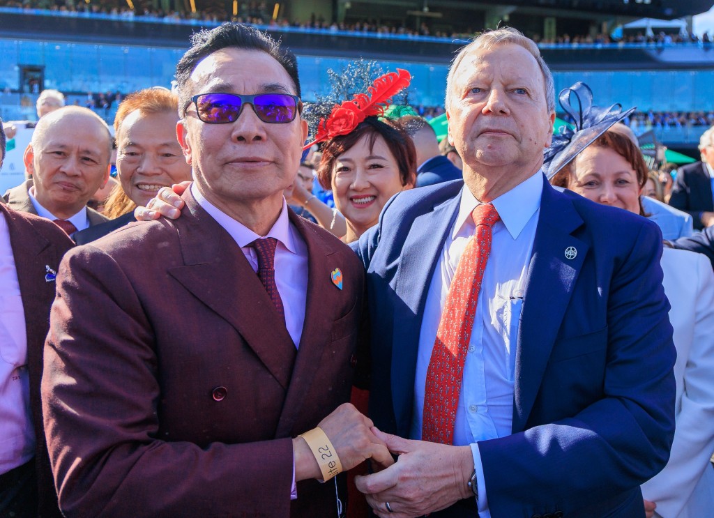 馬會行政總裁應家柏現場賀馬主梁錫光贏馬,遠赴澳洲宣揚香港賽馬不遺餘力。 馬會行政總裁應家柏現場賀馬主梁錫光贏馬,遠赴澳洲宣揚香港賽馬不遺餘力。