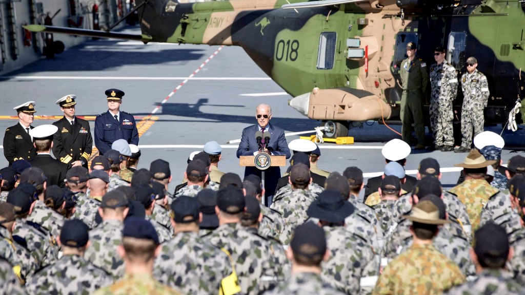 2016年拜登任副总统期间访问澳洲的海军基地，在阿德莱德号上向船员发表讲话。路透社