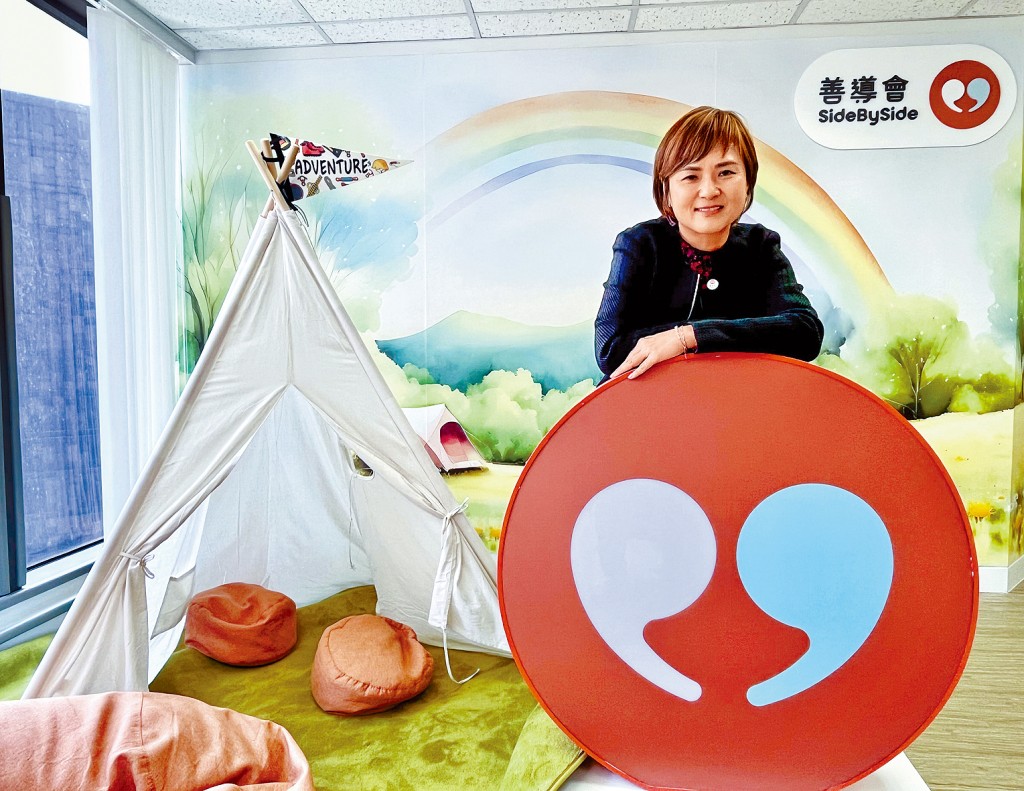 李淑慧指，善導會的新標誌有如「一對引號」，寓意聆聽對話。