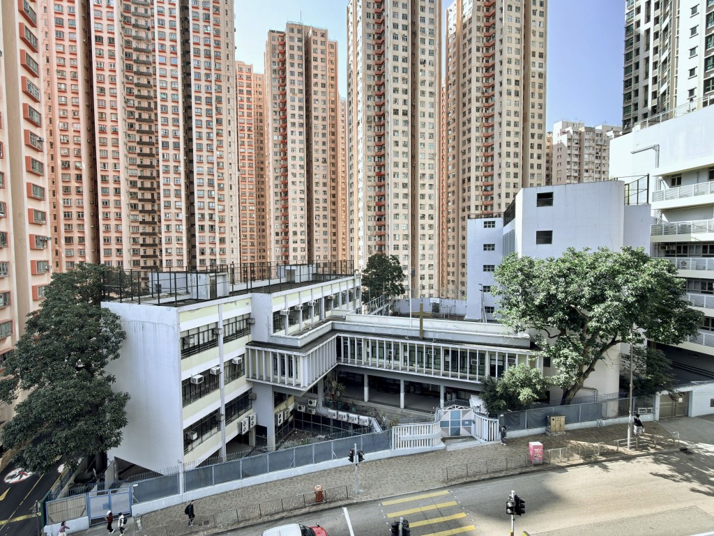 牛頭角彩霞道住宅地,今年2月由中國海外以逾18.06億力壓其餘8財團得手 牛頭角彩霞道住宅地,今年2月由中國海外以逾18.06億力壓其餘8財團得手