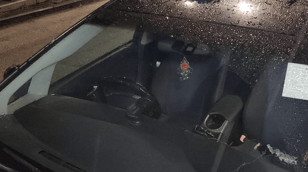 警員在黑色私家車司機位門邊及手枕位置搜出毒品。黎志偉攝 警員在黑色私家車司機位門邊及手枕位置搜出毒品。黎志偉攝