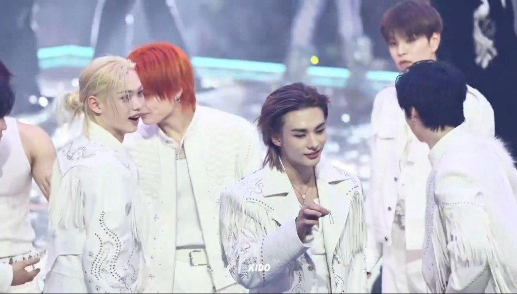 鉉辰向fans展示找回的耳環。