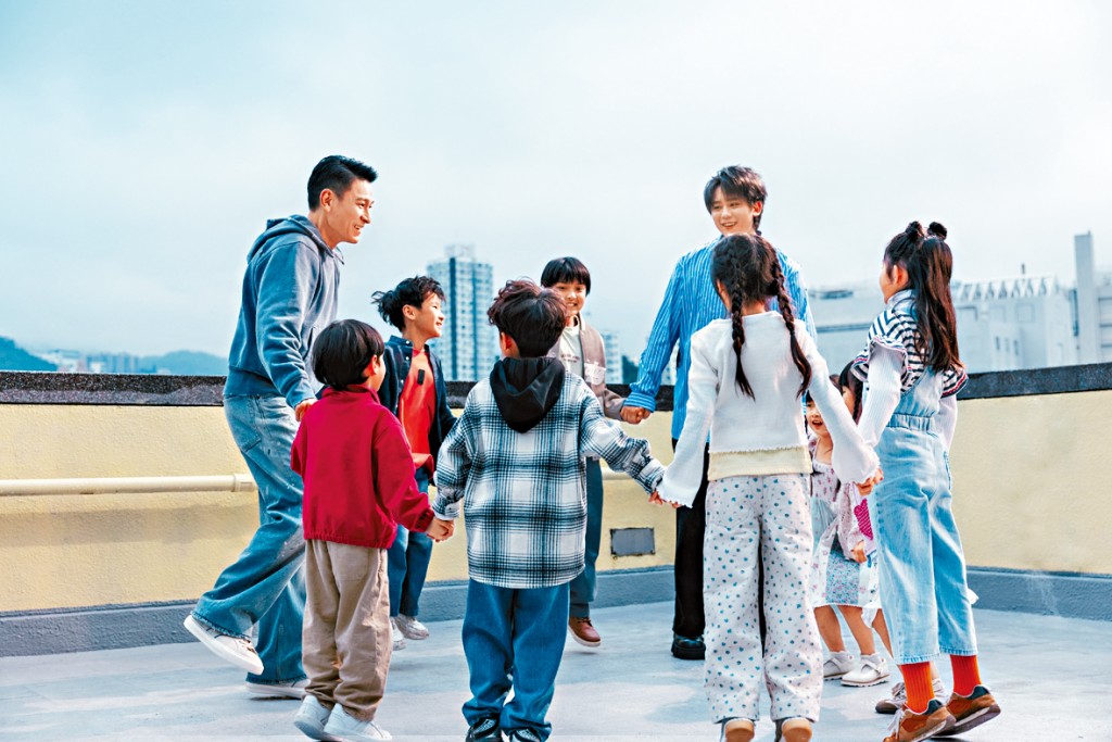 劉德華與姜濤聯同一班小演員,以及5位康復病童一齊拍攝。 劉德華與姜濤聯同一班小演員,以及5位康復病童一齊拍攝。