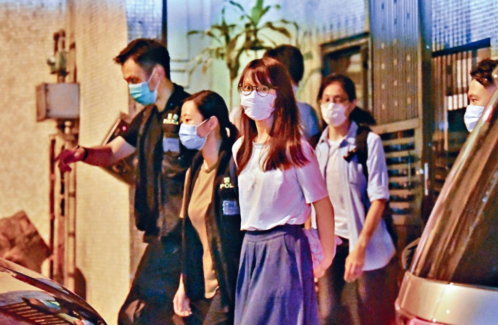 周庭前晚被押離大埔寓所時，雙手放後看似被手銬反鎖。