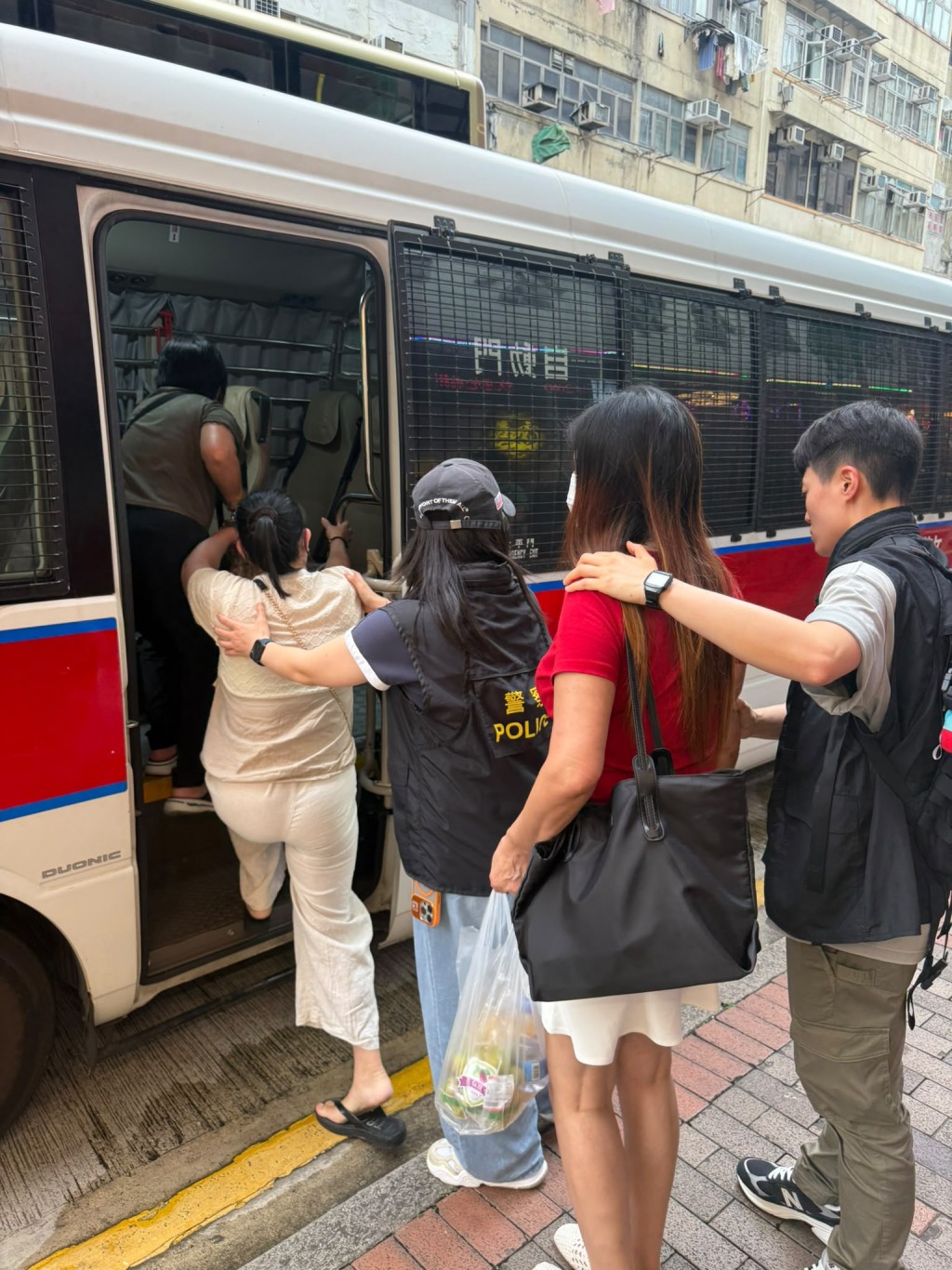 警方共拘捕9名男女。警方提供