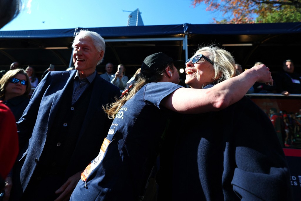 切爾西亦擁抱母親希拉莉,克林頓在旁邊展現笑容。法新社 切爾西亦擁抱母親希拉莉,克林頓在旁邊展現笑容。法新社