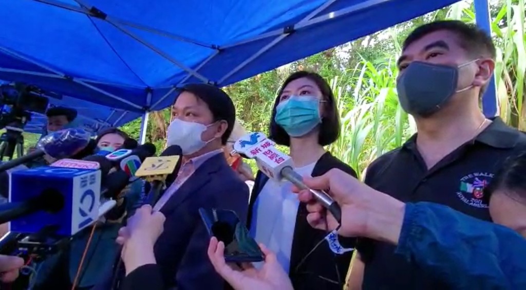 容海恩(中)指被捕人士的權利在新屋嶺難以受保障。