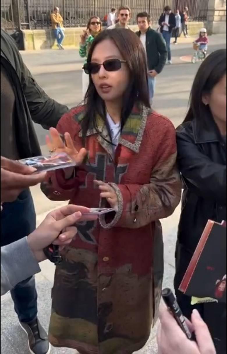Jennie在巴黎被fans及記者包圍,她簽了名之後還有大批人要求她簽名和合照,但她拒絕。 Jennie在巴黎被fans及記者包圍,她簽了名之後還有大批人要求她簽名和合照,但她拒絕。