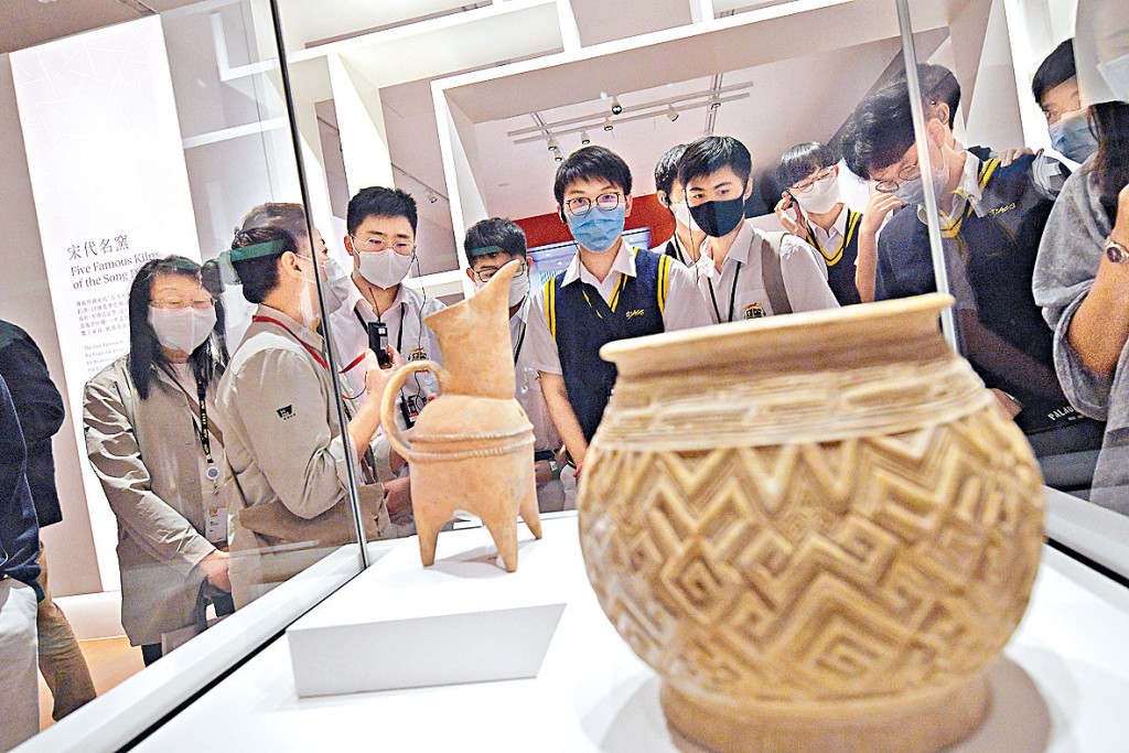 刘智鹏批评现时高中中史科课程「不会令学生更聪明」，建议改为必修，采用探索式学习的第5个核心科目。 