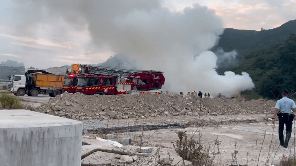 將軍澳海水化淡廠對開垃圾堆起火 消防拖喉灌救