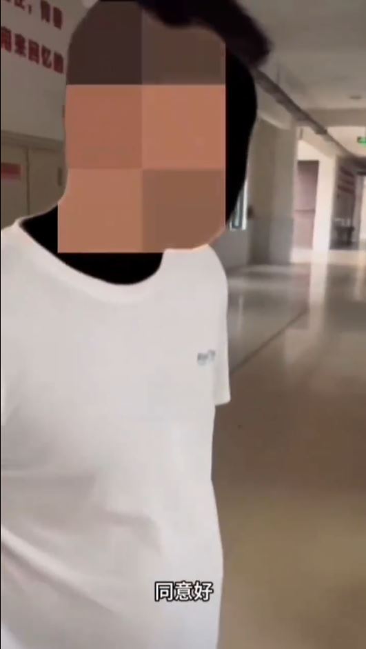 鄭州有教師逼中學生將手機用磚頭砸爛惹來批評。抖音@麟州草根