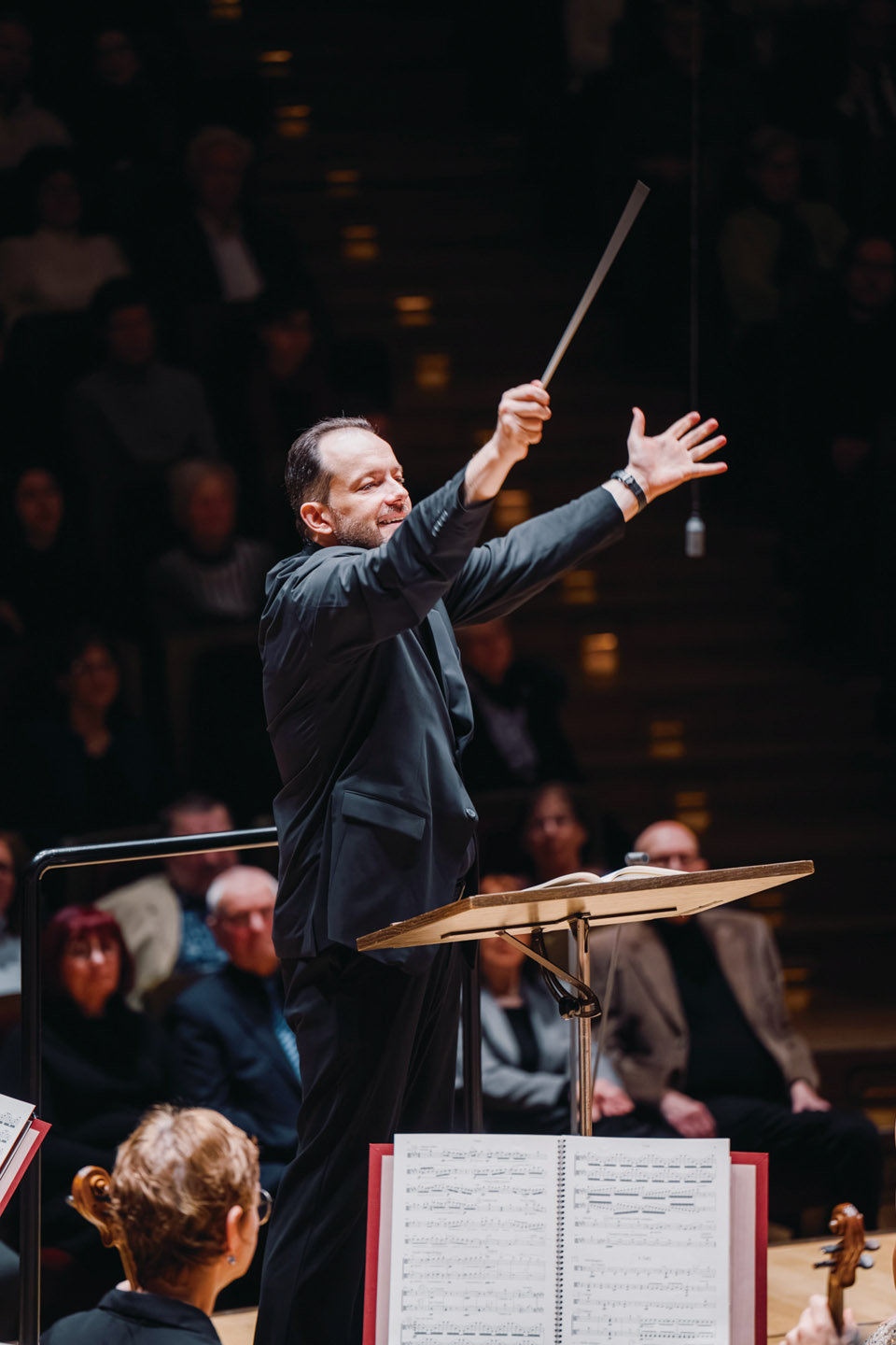 安德里斯.尼爾森斯自2017-18樂季起出任萊比錫布業大廳樂團的音樂總監。(攝影師:Konrad Stöhr) 安德里斯.尼爾森斯自2017-18樂季起出任萊比錫布業大廳樂團的音樂總監。(攝影師:Konrad Stöhr)