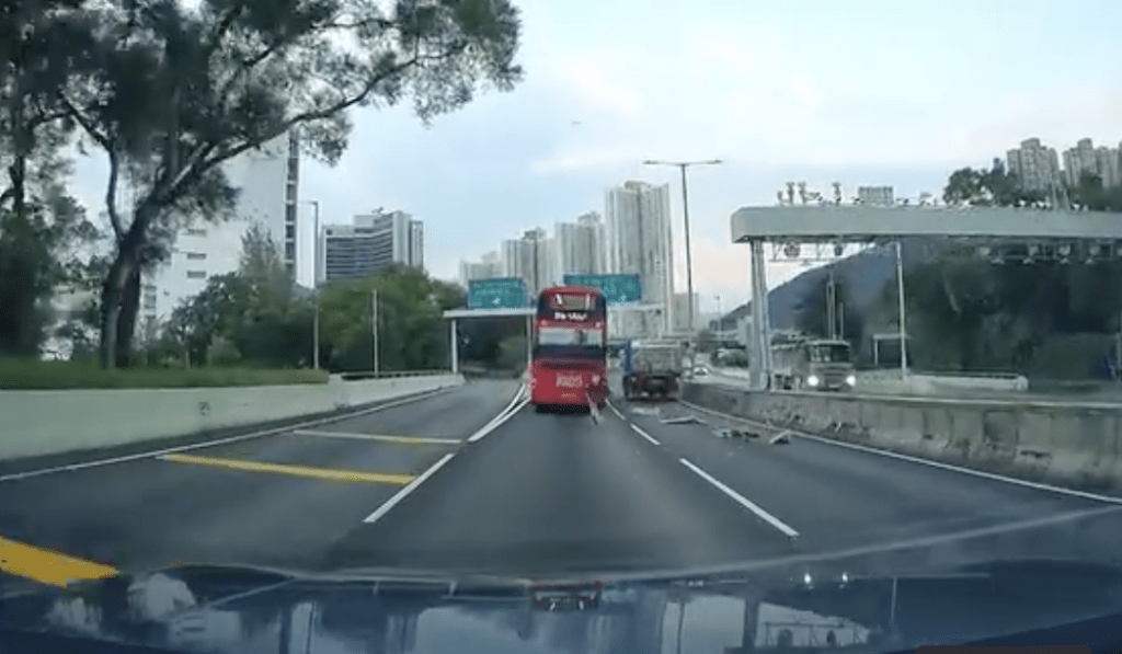 一輛貨車昨日(9日)傍晚駛經大老山公路期間,車斗內大批紙皮及一個木卡板突然飛出,散落行車線。FB@「車cam L(香港群組)」(下同) 一輛貨車昨日(9日)傍晚駛經大老山公路期間,車斗內大批紙皮及一個木卡板突然飛出,散落行車線。FB@「車cam L(香港群組)」(下同)