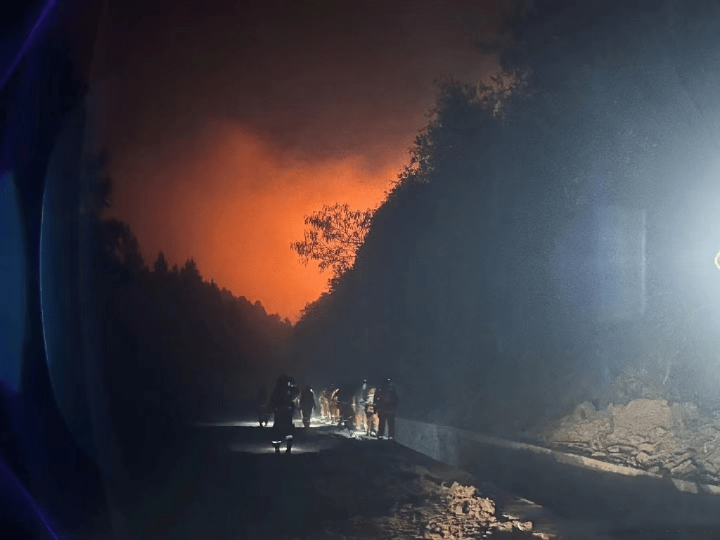 云南玉溪山火连烧多天仍在蔓延，消防800馀人三度驰援。