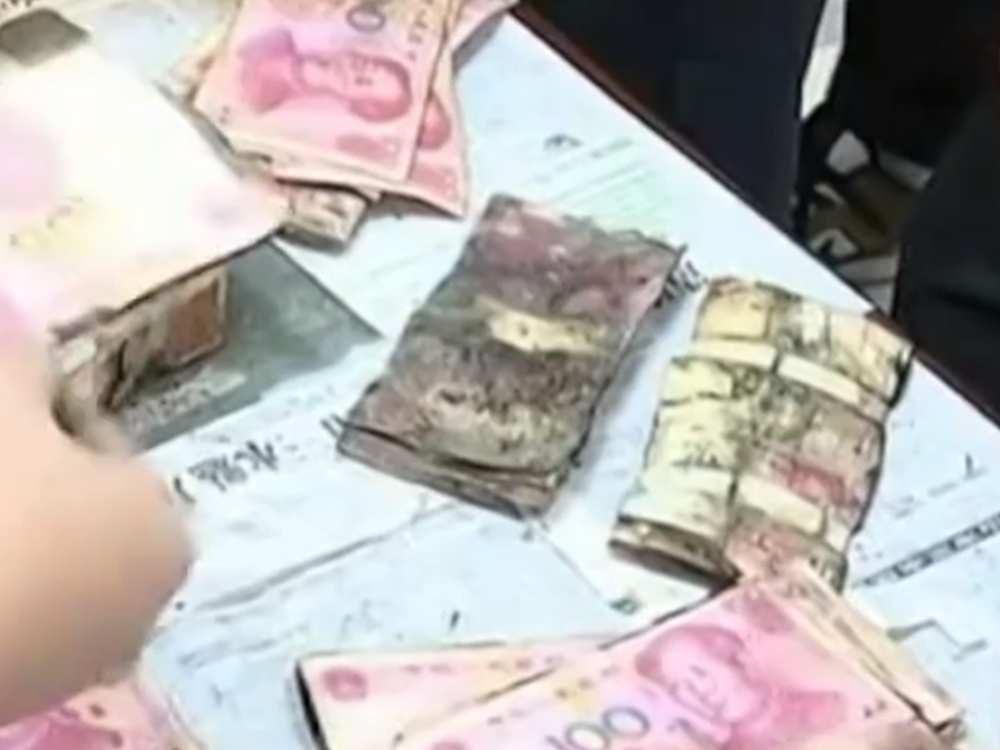 廣東老伯31萬現金藏家中,4年後發霉,損失近3千。(網圖)