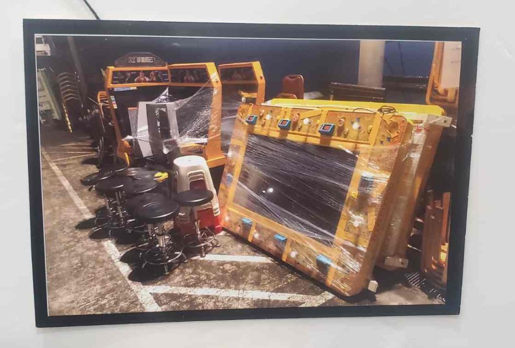 警方展示檢獲的證物。林思明攝