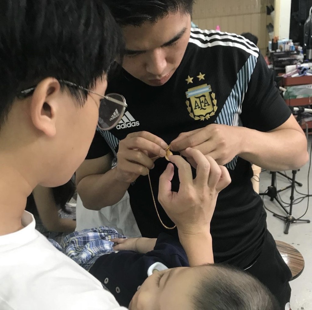 壽星仔反而送禮。