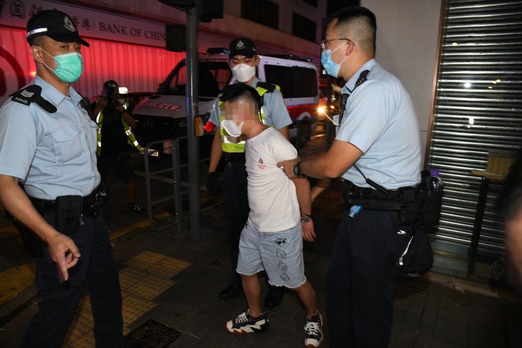 警員將司機帶署調查。