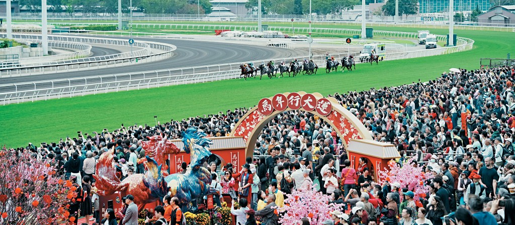 大年初三沙田馬場賀歲馬「爆場」，全日逾2萬名旅客入場，創歷來賽馬日新高，總入場人數逾9.8萬，氣氛熱鬧鼎盛。