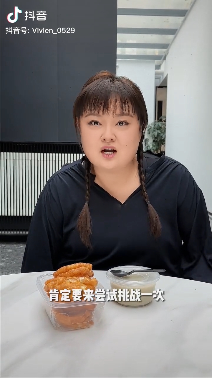 「細細粒」陳嘉佳昨日（9日）在抖音貼了一段吃播片。