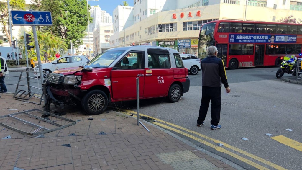 的士車頭受損。 的士車頭受損。