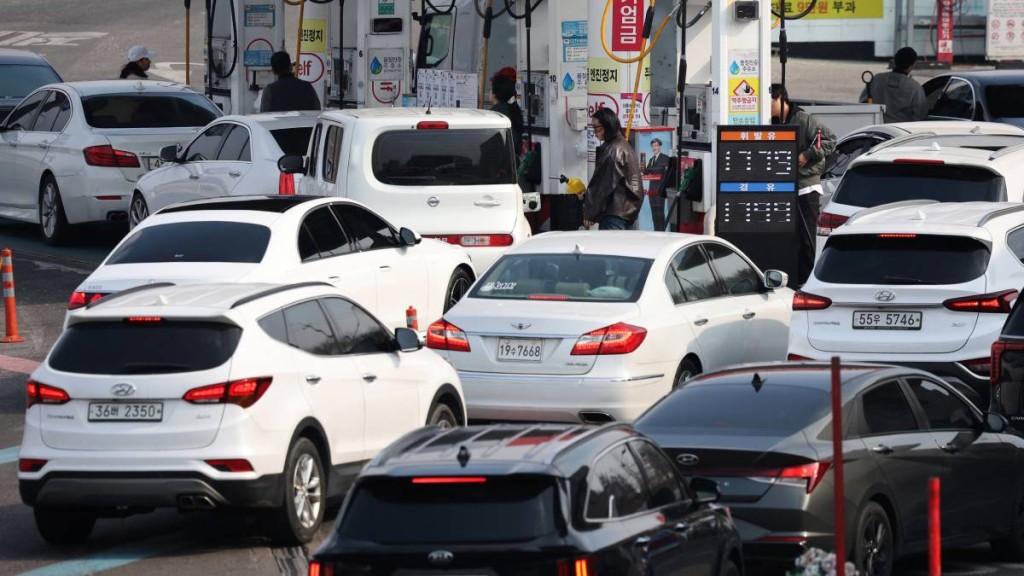 南韓首爾的加油站出現車龍。（路透社）