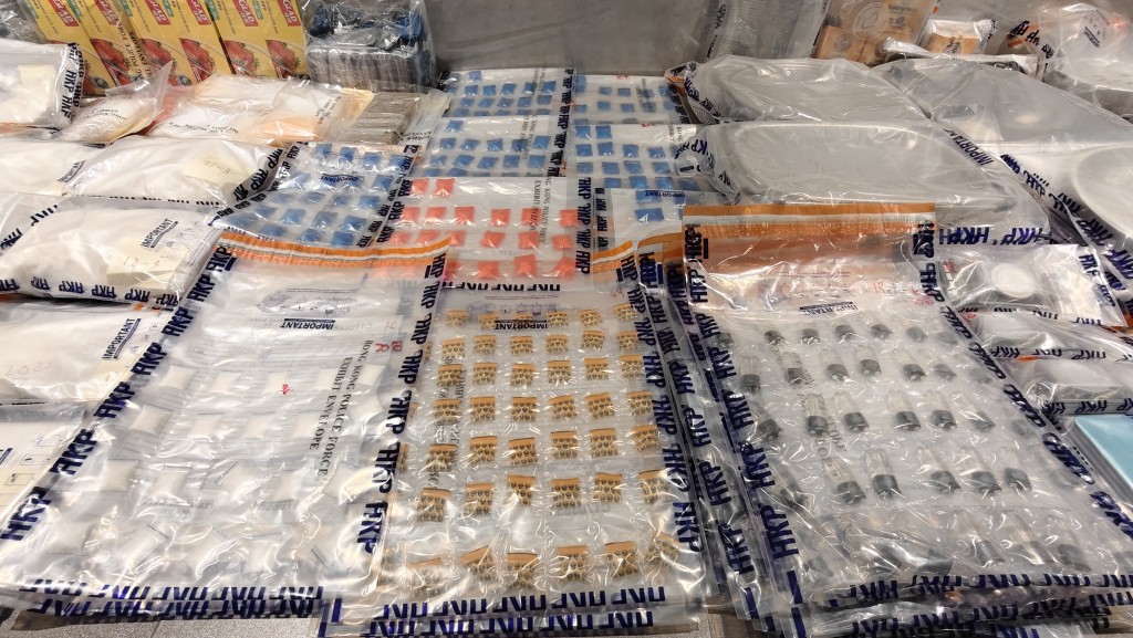 警方檢獲的毒品包括可卡因、冰毒、霹靂可卡因及氯胺酮等。 警方檢獲的毒品包括可卡因、冰毒、霹靂可卡因及氯胺酮等。