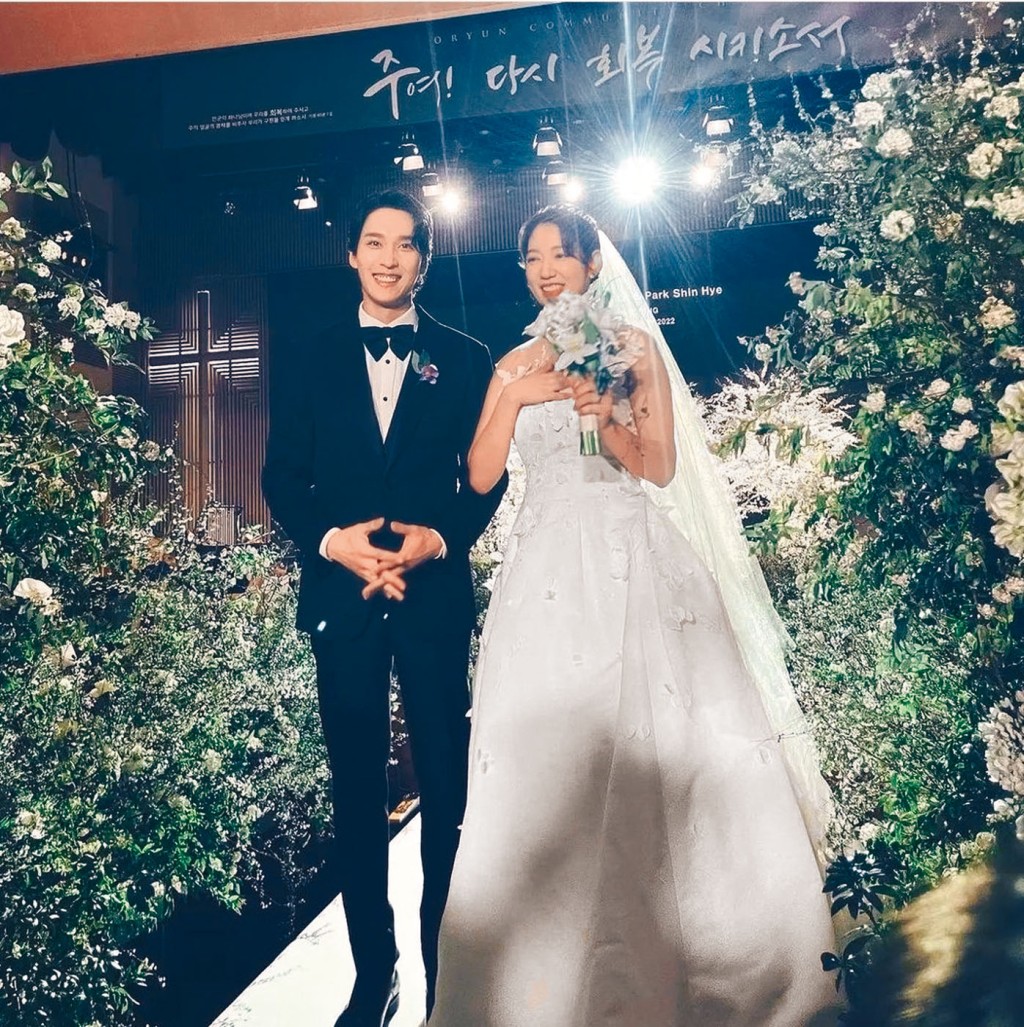 朴信惠昨日與男星老公崔泰俊舉行婚禮，全場溫馨滿瀉。