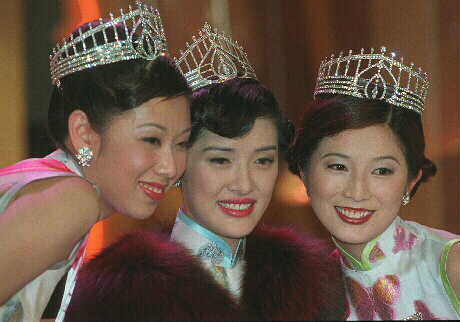 1998年港姐冠军向海岚（中）、亚军赵翠仪（左）、季军吴文忻。