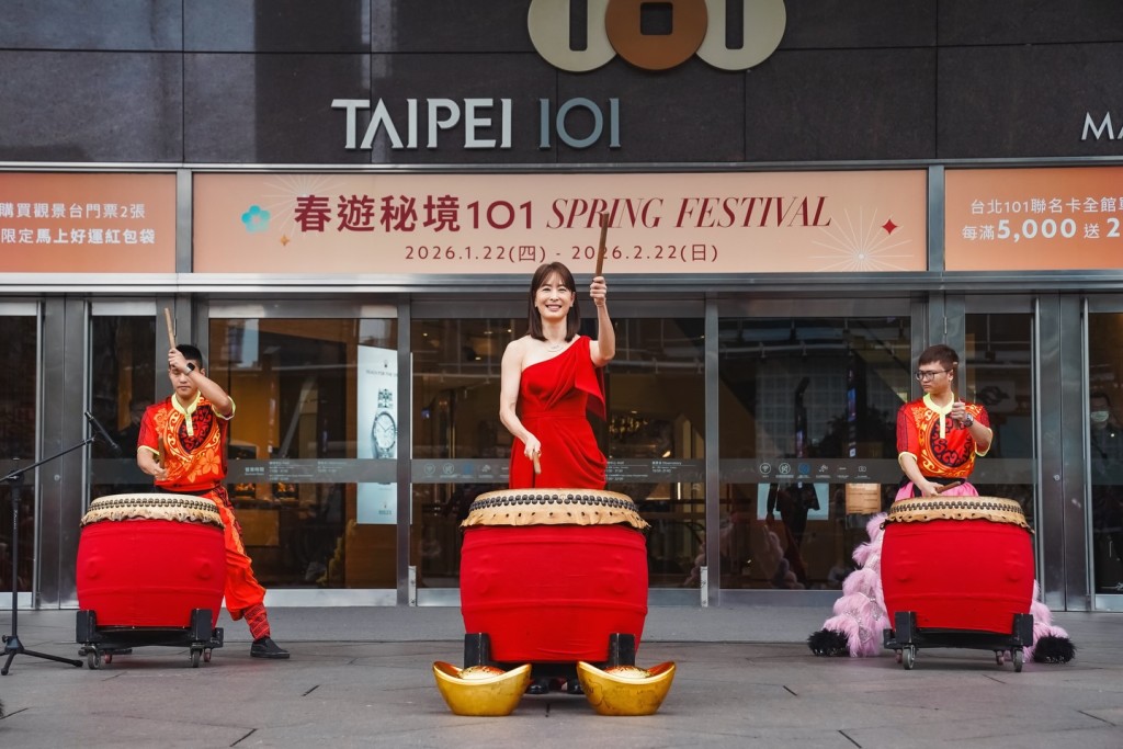 台北101美女董事长贾永婕因说一句“我们中国人过年穿大红色”，遭大量民进党支持者批评。facebook@贾永婕的跑跳人生