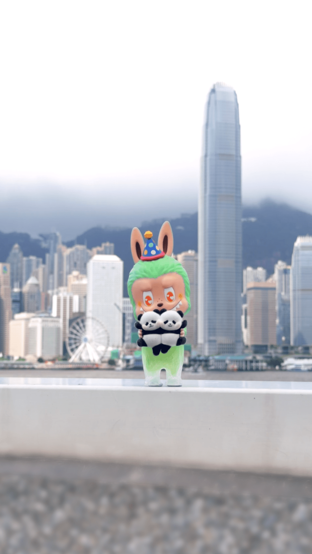 大熊貓生日特別版LABUBU身高約18厘米。旅發局供圖 大熊貓生日特別版LABUBU身高約18厘米。旅發局供圖