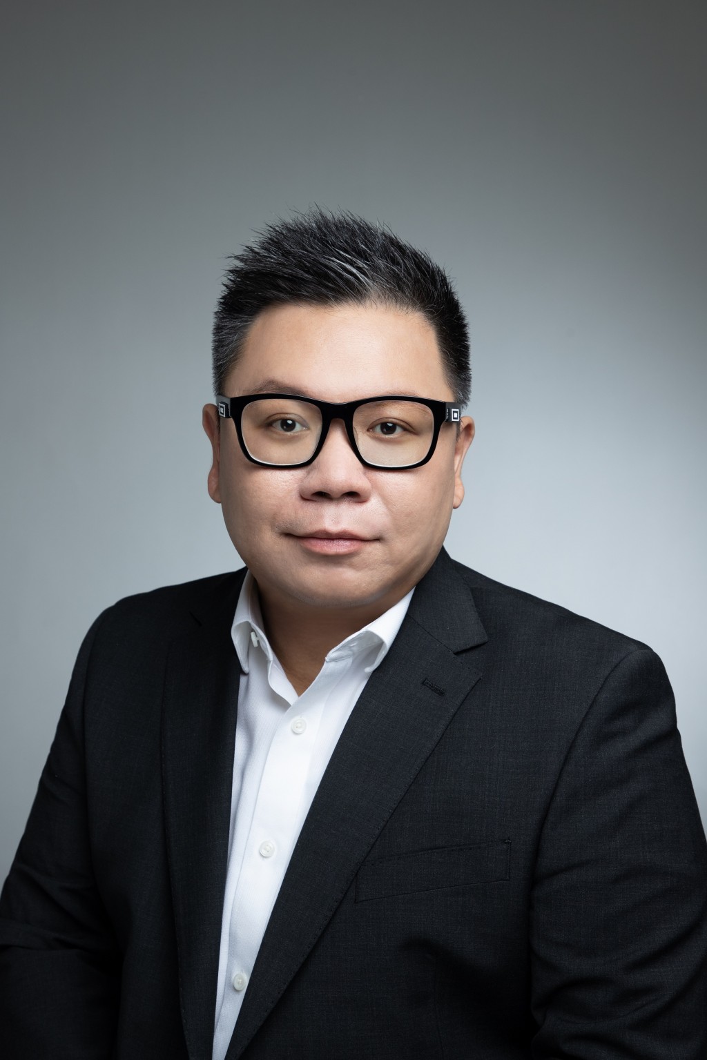 邦瀚斯（ Bonhams）葡萄酒及烈酒部亞洲區主管鄧晉裕（Terrence Tang ）， 擁有14年的葡萄酒及烈酒行業經驗。（ 電郵： terrence.tang@bonhams.com）