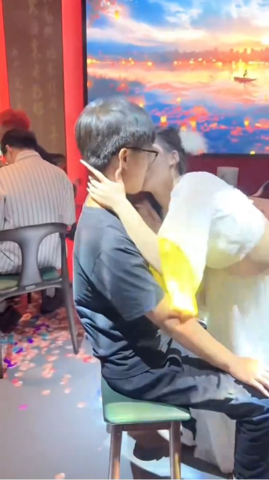杭州有酒吧被質疑提供擦邊舞服務。抖音
