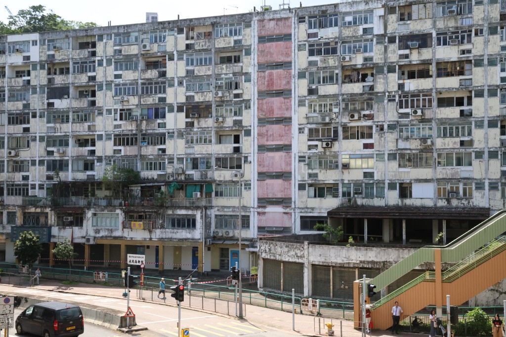 邨内各道门口已被围封，闲人免进。