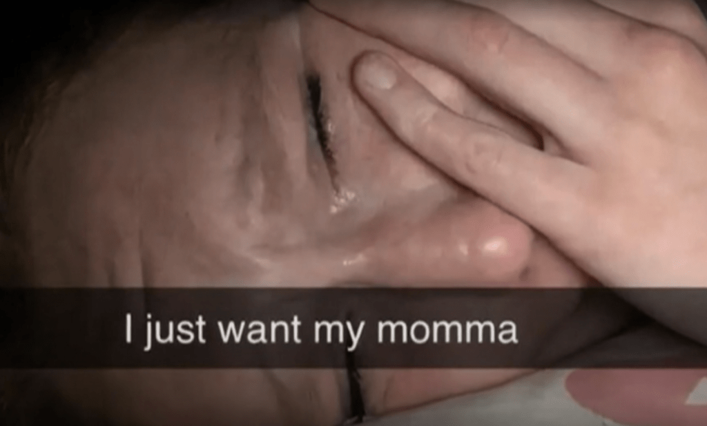 美國喬治亞州一名17歲少女連環拍片上載TikTok,聲淚俱下悲慟哀悼死去的親母和繼父,引起網民關注和同情。 美國喬治亞州一名17歲少女連環拍片上載TikTok,聲淚俱下悲慟哀悼死去的親母和繼父,引起網民關注和同情。