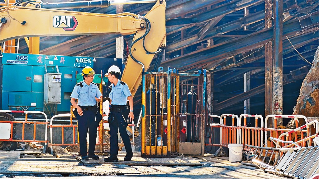 涉事地盤內有不少放置在鐵籠的風煤樽，警方在場蒐證。