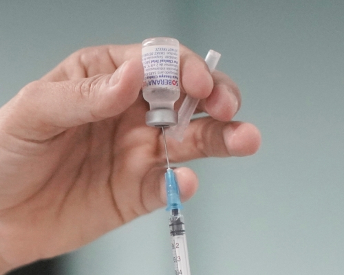 古巴衞生部門指,「Soberana」疫苗對抗新冠肺炎病毒的有效率高達91.2%。路透社相片