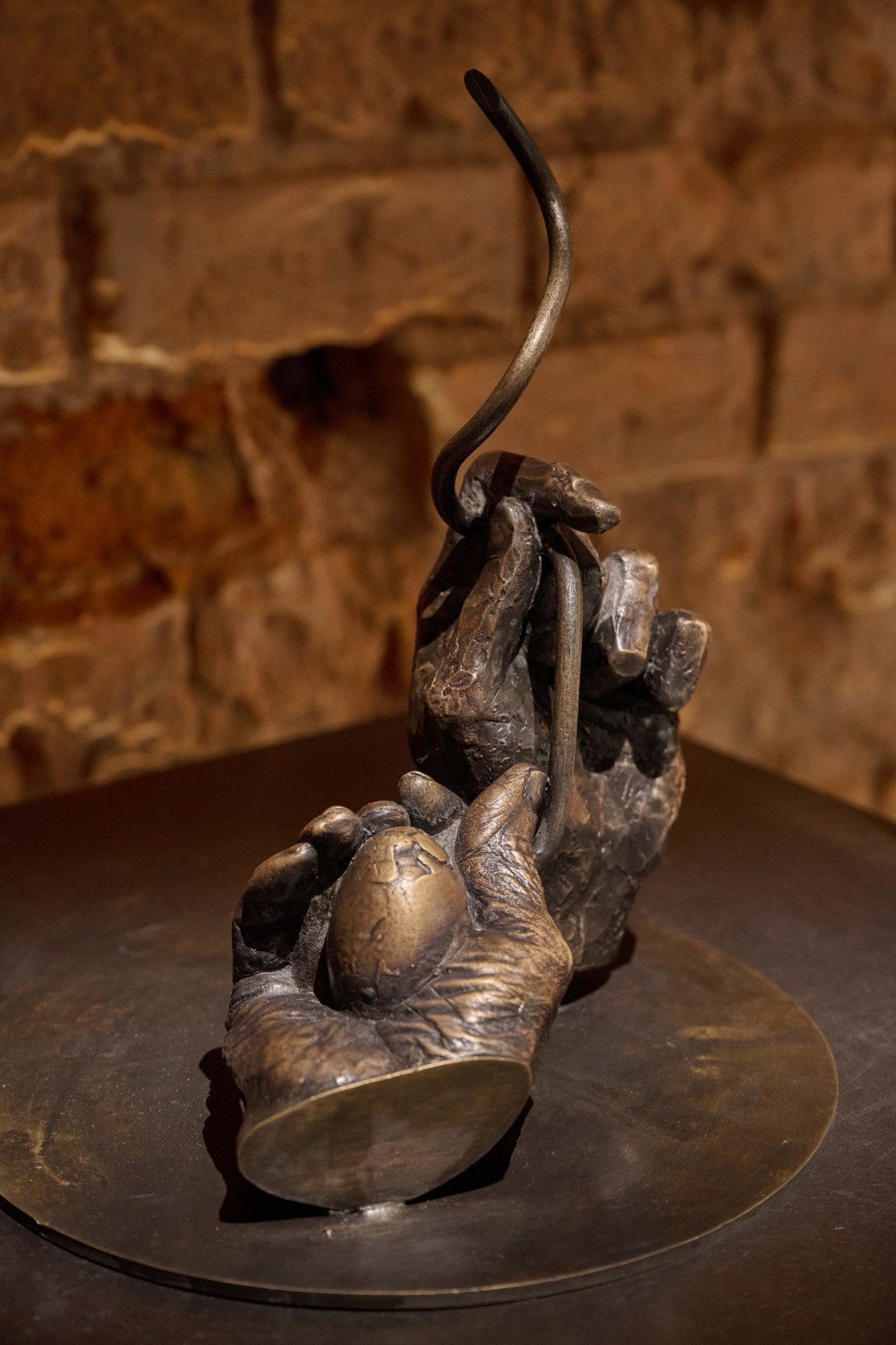 其中一件作品，師傅的手以銅鑄造，掌心放着將孵化的蛋，而Fanson雕刻出來的手，手持「注水口」，寓意工藝傳承。