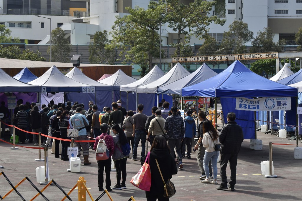 大批準備北上市民，今早輪候接受自費檢測。陳極彰攝